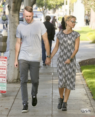 Sarah_and_Mark_seen_at_E21_Style_channel_and_MTV_19_09_13_281529.jpg