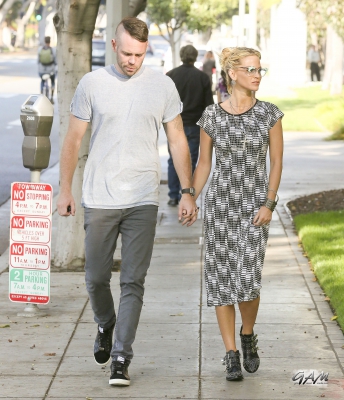 Sarah_and_Mark_seen_at_E21_Style_channel_and_MTV_19_09_13_281629.jpg
