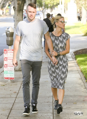 Sarah_and_Mark_seen_at_E21_Style_channel_and_MTV_19_09_13_281729.jpg