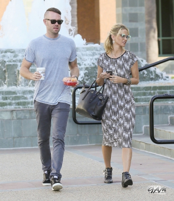 Sarah_and_Mark_seen_at_E21_Style_channel_and_MTV_19_09_13_281829.jpg