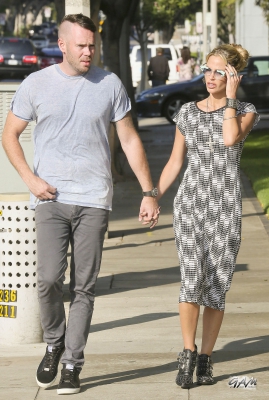 Sarah_and_Mark_seen_at_E21_Style_channel_and_MTV_19_09_13_282129.jpg