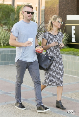 Sarah_and_Mark_seen_at_E21_Style_channel_and_MTV_19_09_13_28229.jpg