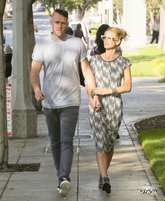Sarah_and_Mark_seen_at_E21_Style_channel_and_MTV_19_09_13_282429.jpg