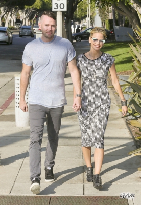 Sarah_and_Mark_seen_at_E21_Style_channel_and_MTV_19_09_13_282529.jpg