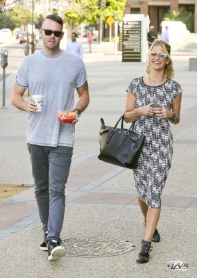 Sarah_and_Mark_seen_at_E21_Style_channel_and_MTV_19_09_13_282629.jpg