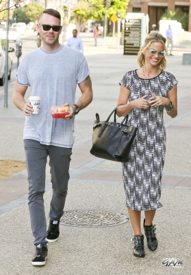 Sarah_and_Mark_seen_at_E21_Style_channel_and_MTV_19_09_13_282829.jpg