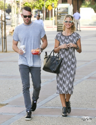 Sarah_and_Mark_seen_at_E21_Style_channel_and_MTV_19_09_13_283129.jpg