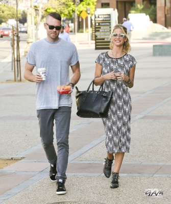 Sarah_and_Mark_seen_at_E21_Style_channel_and_MTV_19_09_13_283229.jpg