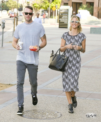 Sarah_and_Mark_seen_at_E21_Style_channel_and_MTV_19_09_13_283329.jpg