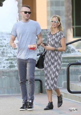 Sarah_and_Mark_seen_at_E21_Style_channel_and_MTV_19_09_13_283429.jpg