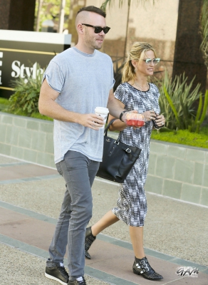 Sarah_and_Mark_seen_at_E21_Style_channel_and_MTV_19_09_13_28429.jpg