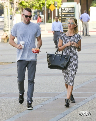 Sarah_and_Mark_seen_at_E21_Style_channel_and_MTV_19_09_13_28529.jpg