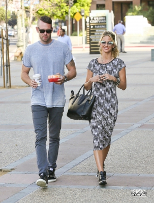 Sarah_and_Mark_seen_at_E21_Style_channel_and_MTV_19_09_13_28829.jpg