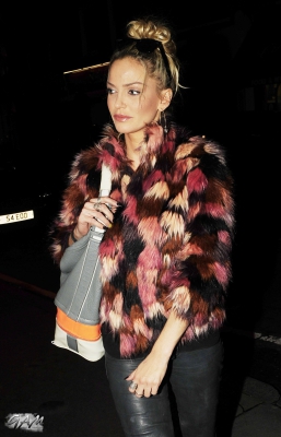 Sarah_Harding_Out_for_Dinner_in_London_16_10_13_281529.jpg