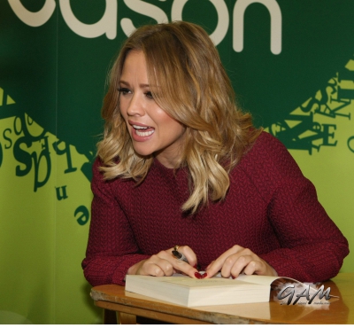 Kimberley_Walsh_at_her_book_signing_at_Easons2C_Dublin_26_10_13_28829.jpg