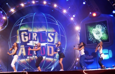 Girls_Aloud_performing_at_Disney_Channel_kids_award_200903_26.jpg