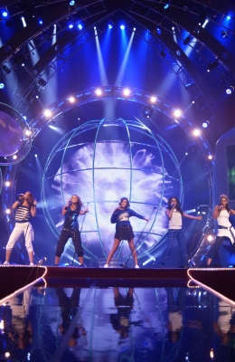 Girls_Aloud_performing_at_Disney_Channel_kids_award_200903_29.jpg