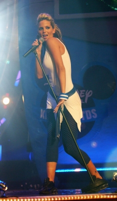 Girls_Aloud_performing_at_Disney_Channel_kids_award_200903_36.jpg