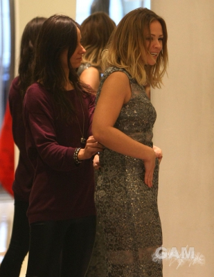 Kimberley_Walsh_trying_on_dresses_at_Jacques_Azagury_boutique_07_11_10_281229.jpg
