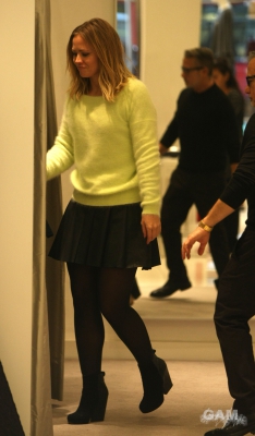 Kimberley_Walsh_trying_on_dresses_at_Jacques_Azagury_boutique_07_11_10_28329.jpg