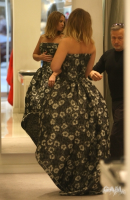 Kimberley_Walsh_trying_on_dresses_at_Jacques_Azagury_boutique_07_11_10_283529.jpg