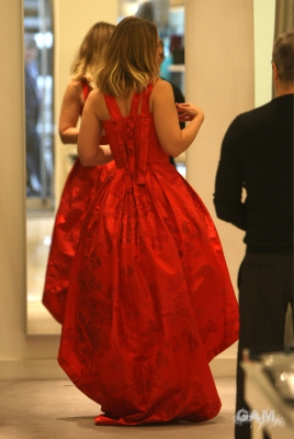 Kimberley_Walsh_trying_on_dresses_at_Jacques_Azagury_boutique_07_11_10_28529.jpg