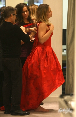 Kimberley_Walsh_trying_on_dresses_at_Jacques_Azagury_boutique_07_11_10_28629.jpg