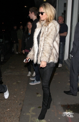 Sarah_Harding_leaving_Riverside_studios_25_10_13_28629.jpg