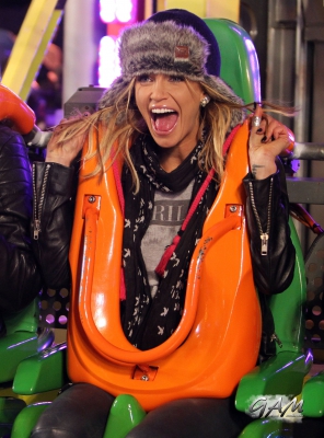 Sarah_Harding_at_Winter_Wonderland_23_11_13_282829.jpg