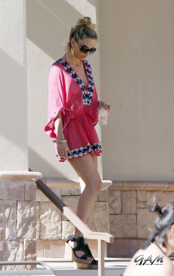 Sarah_Harding_beside_a_pool_in_Las_Vegas_07_08_13_28229.jpg