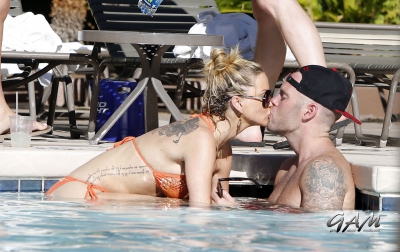Sarah_Harding_beside_a_pool_in_Las_Vegas_07_08_13_28929.jpg