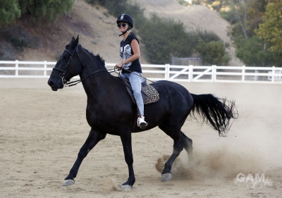 Sarah_Harding_out_horse_riding_in_Los_Angeles_16_08_13_281529.jpg