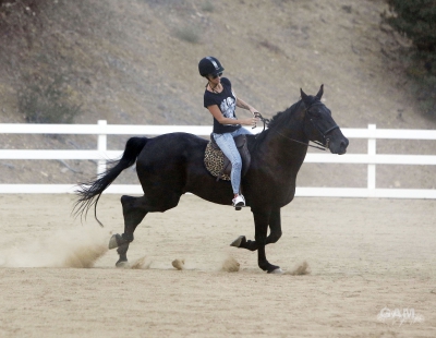 Sarah_Harding_out_horse_riding_in_Los_Angeles_16_08_13_281929.jpg