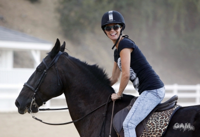 Sarah_Harding_out_horse_riding_in_Los_Angeles_16_08_13_282129.jpg