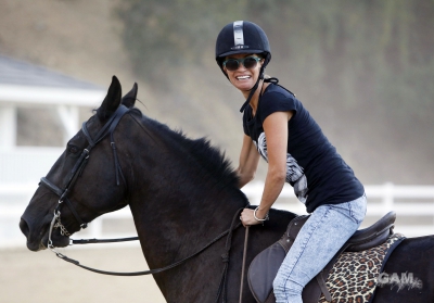 Sarah_Harding_out_horse_riding_in_Los_Angeles_16_08_13_282229.jpg