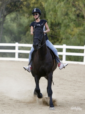 Sarah_Harding_out_horse_riding_in_Los_Angeles_16_08_13_282329.jpg