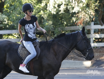 Sarah_Harding_out_horse_riding_in_Los_Angeles_16_08_13_282429.jpg