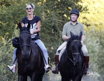 Sarah_Harding_out_horse_riding_in_Los_Angeles_16_08_13_282529.jpg