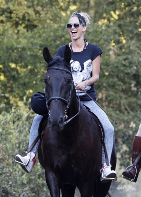 Sarah_Harding_out_horse_riding_in_Los_Angeles_16_08_13_282629.jpg