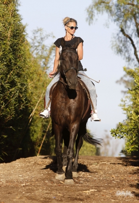 Sarah_Harding_out_horse_riding_in_Los_Angeles_16_08_13_282729.jpg