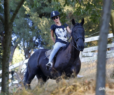 Sarah_Harding_out_horse_riding_in_Los_Angeles_16_08_13_282929.jpg