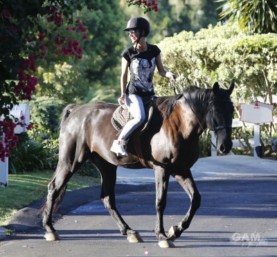 Sarah_Harding_out_horse_riding_in_Los_Angeles_16_08_13_283129.jpg