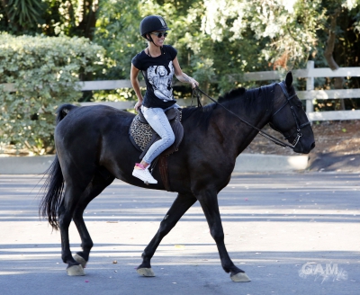 Sarah_Harding_out_horse_riding_in_Los_Angeles_16_08_13_283229.jpg