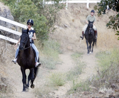 Sarah_Harding_out_horse_riding_in_Los_Angeles_16_08_13_283629.jpg