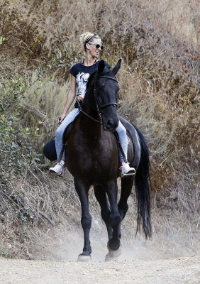 Sarah_Harding_out_horse_riding_in_Los_Angeles_16_08_13_283729.jpg