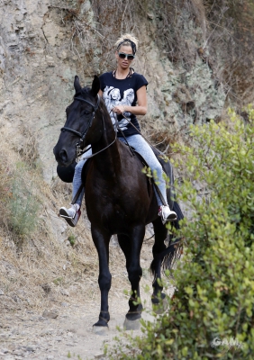 Sarah_Harding_out_horse_riding_in_Los_Angeles_16_08_13_283829.jpg