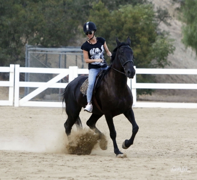 Sarah_Harding_out_horse_riding_in_Los_Angeles_16_08_13_28629.jpg