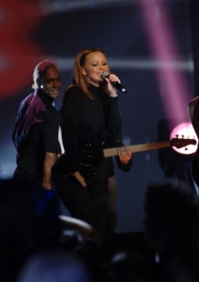 Girls_Aloud_on_stage_at_the_Vodafone_Live_Music_Awards_2006_111006_4.jpg