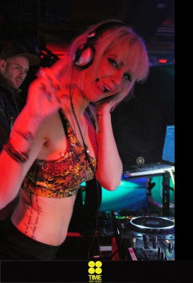 Sarah_Harding_at_TIME_Bar_2B_Venue2C_Northern_Ireland_01_02_14_283529.jpg