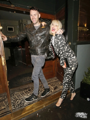 Sarah_Harding_Arriving_and_Leaving_the_InStyle_bafta_party_04_02_14_289329.jpg